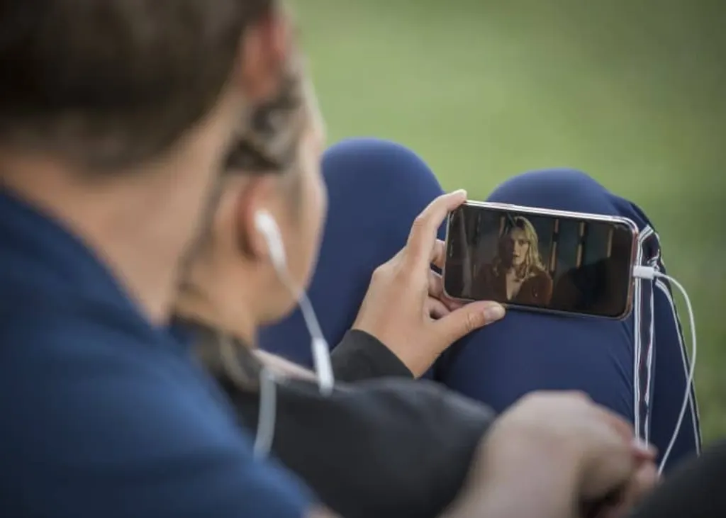 youtube est une plateforme de partage de vidéos en ligne où les utilisateurs peuvent regarder, commenter, partager et télécharger des vidéos dans diverses catégories.