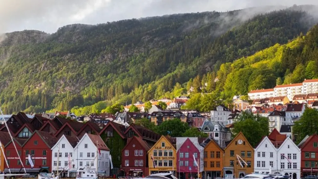 découvrez la beauté spectaculaire de la norvège, un pays réputé pour ses fjords majestueux, ses paysages naturels époustouflants et ses charmantes villes comme oslo et bergen. explorez les merveilles de la nature, des aurores boréales aux montagnes imposantes, tout en plongeant dans la culture riche et l'histoire fascinante de cette destination nordique.
