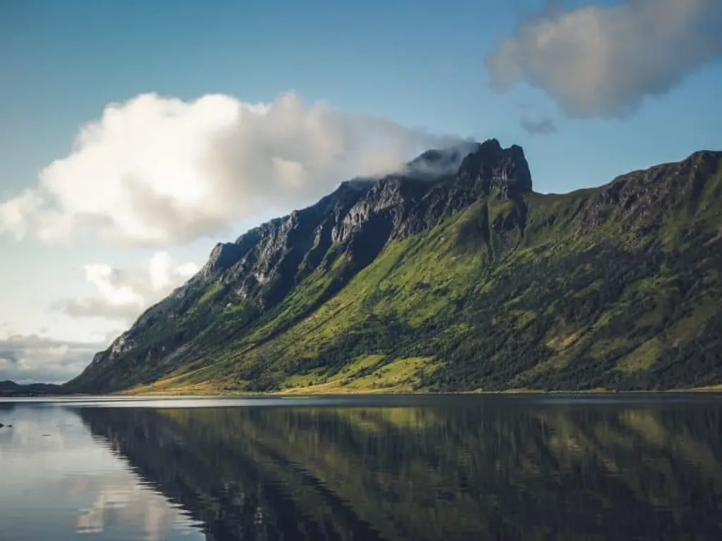 découvrez la beauté envoûtante de la norvège, un pays riche en paysages spectaculaires, fjords majestueux et châteaux historiques. explorez ses villes vibrantes, la culture scandinave et les merveilles naturelles comme les aurores boréales.