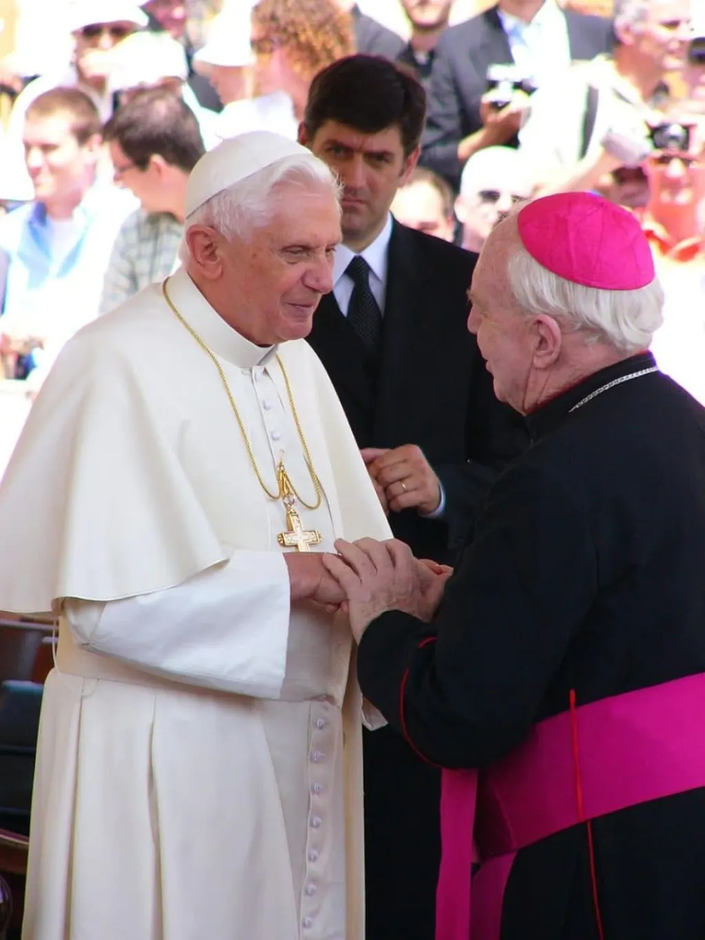 découvrez l'univers fascinant du pape, figure emblématique de l'église catholique. explorez son rôle spirituel, ses activités et son influence sur le monde contemporain. plongez dans l'histoire et les enseignements qui façonnent cette institution millénaire.