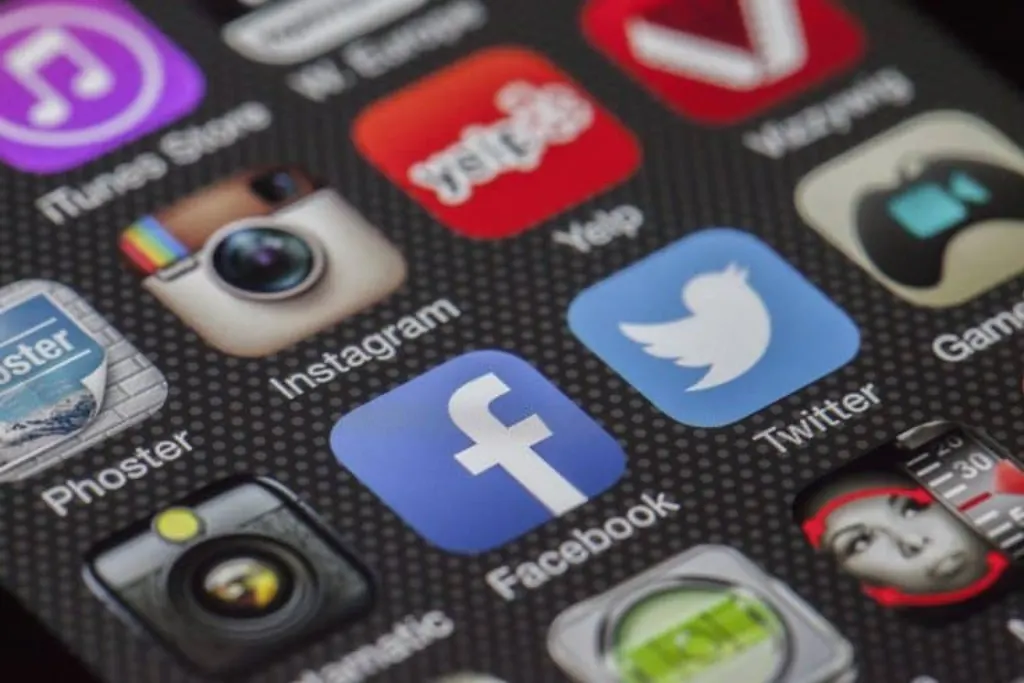 découvrez instagram, la plateforme de partage de photos et de vidéos qui connecte des millions d'utilisateurs à travers le monde. explorez des contenus inspirants, suivez vos amis et vos créateurs préférés, et partagez vos moments de vie avec une communauté dynamique.