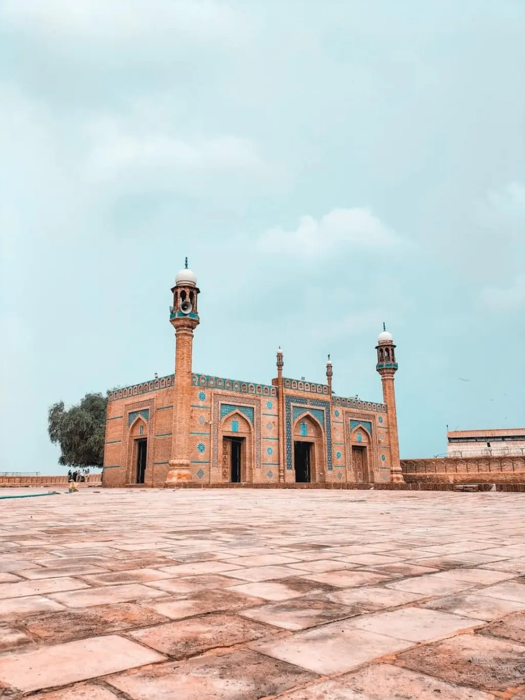 découvrez le pakistan, un pays riche en histoire et en culture, avec des paysages à couper le souffle, des montagnes majestueuses, des sites archéologiques fascinants et une cuisine savoureuse. explorez ses traditions uniques et plongez dans la diversité de ses villes dynamiques.