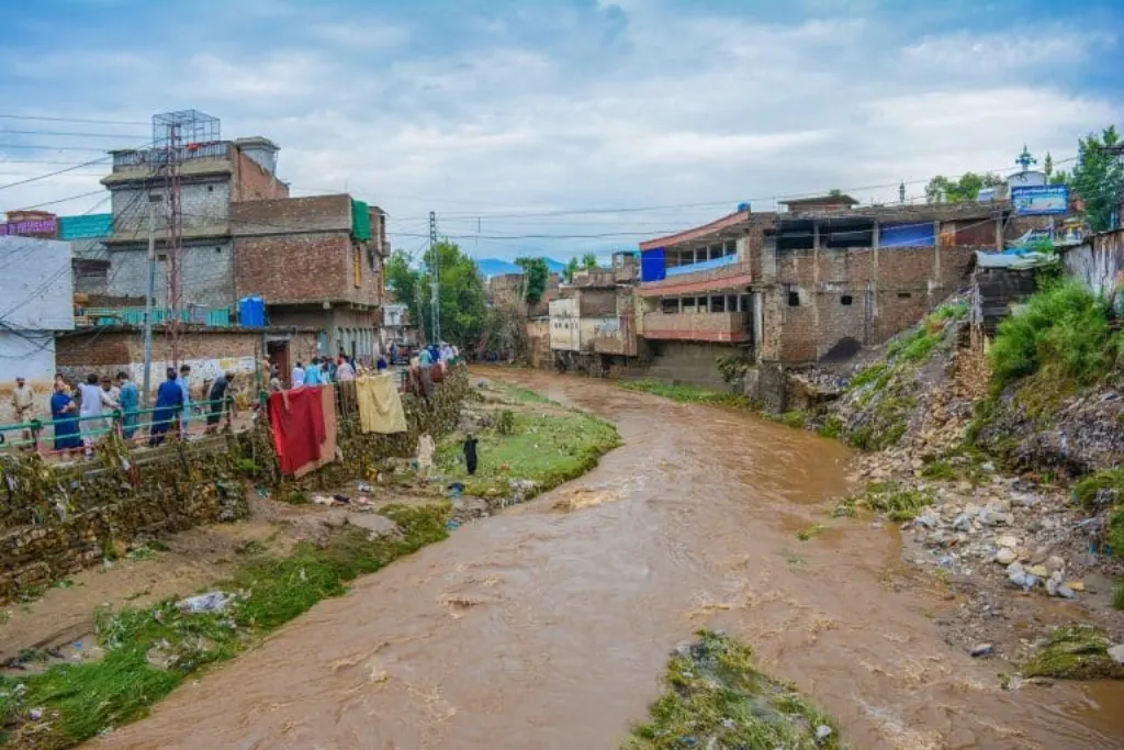 découvrez le pakistan, un pays riche en culture, histoire et paysages époustouflants. de ses montagnes majestueuses aux vallées verdoyantes, plongez dans la diversité des traditions et de la gastronomie pakistanaise. explorez les merveilles de ce pays dynamique et faites l'expérience d'une hospitalité chaleureuse unique.
