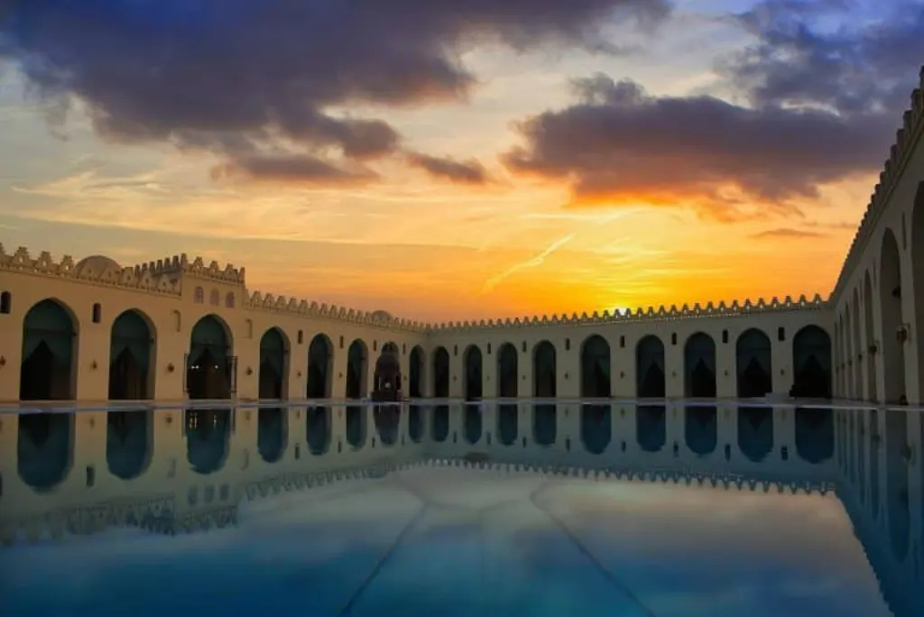 découvrez l'égypte, berceau des civilisations antiques, célèbre pour ses pyramides, le nil, ses temples majestueux et sa culture fascinante. partez à la rencontre d'une histoire millénaire et de paysages uniques.