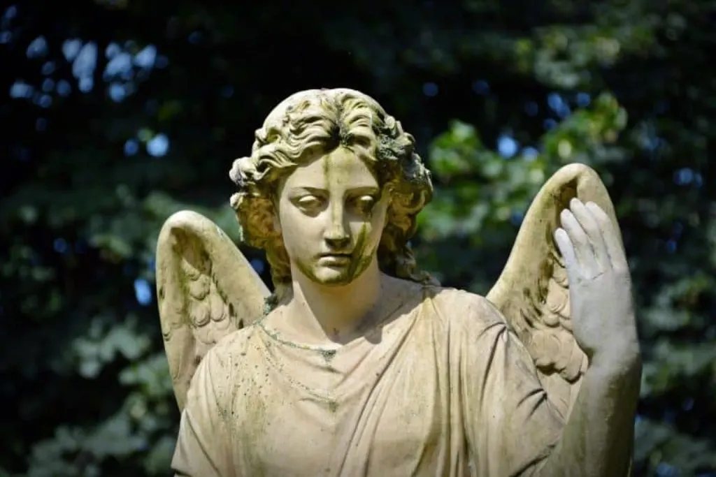 découvrez les différentes facettes du deuil, un processus complexe qui touche chacun d'entre nous. apprenez comment faire face à la perte, trouver du soutien et traverser cette période difficile avec résilience.