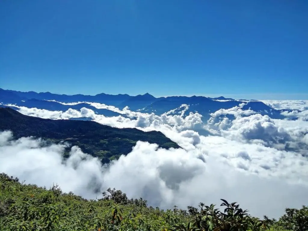 découvrez le népal, un pays fascinant aux paysages majestueux, entre montagnes de l’himalaya, temples anciens et cultures vibrantes. préparez votre voyage au cœur de l’asie et vivez des aventures inoubliables !