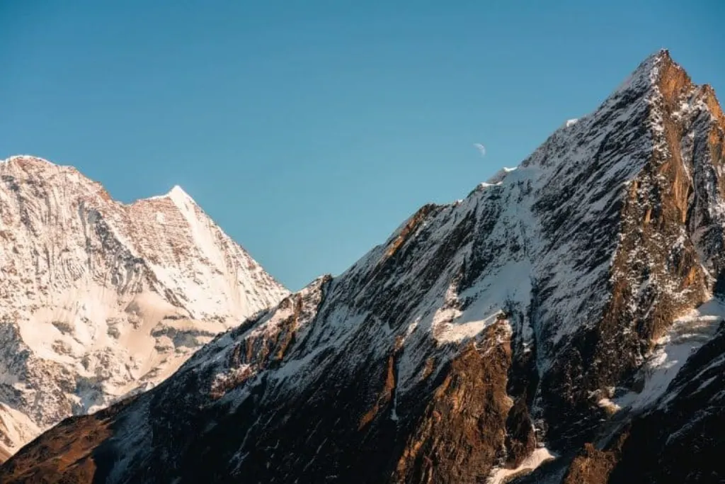 découvrez le népal, pays fascinant niché au cœur de l’himalaya, célèbre pour ses montagnes majestueuses, sa culture riche et ses expériences inoubliables. préparez votre voyage entre tradition et aventure au népal !