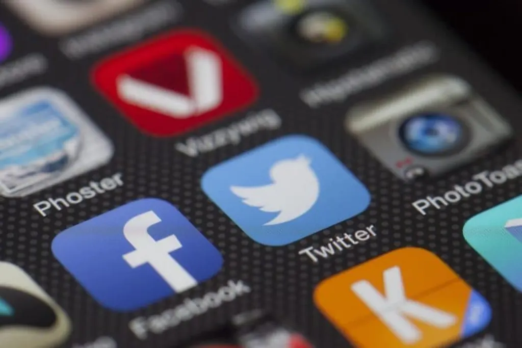 découvrez l'importance des réseaux sociaux pour développer votre présence en ligne, engager votre communauté et booster votre visibilité grâce à des stratégies efficaces.