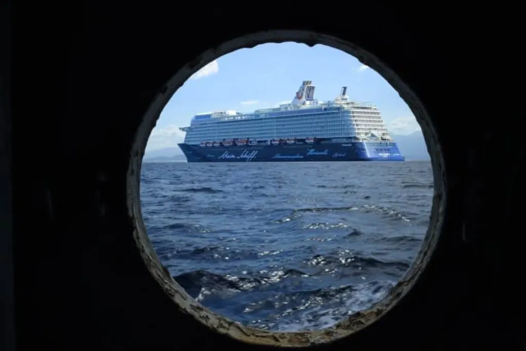découvrez le quotidien des travailleurs de bateaux de croisière : leurs missions, conditions de travail et expériences à bord.