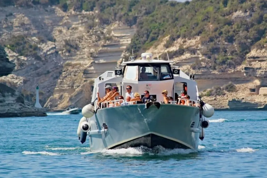 découvrez la vie des travailleurs sur les navires de croisière : conditions de travail, métiers, défis et avantages à bord des plus grands paquebots du monde.