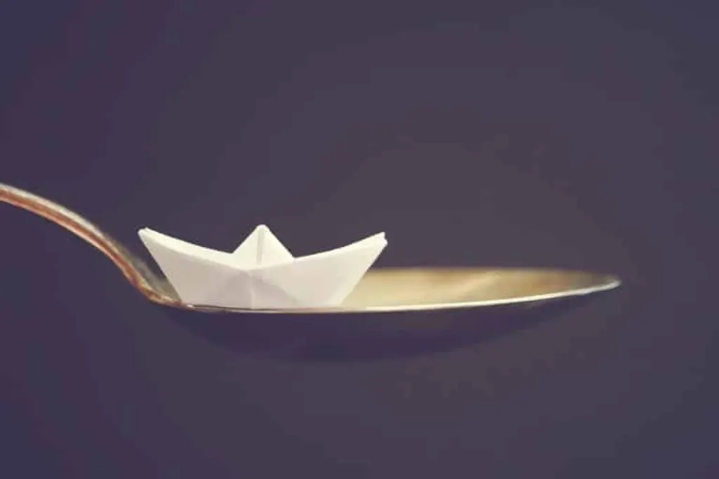 découvrez la vie des travailleurs sur les navires de croisière : leurs métiers, défis et expériences uniques en mer.
