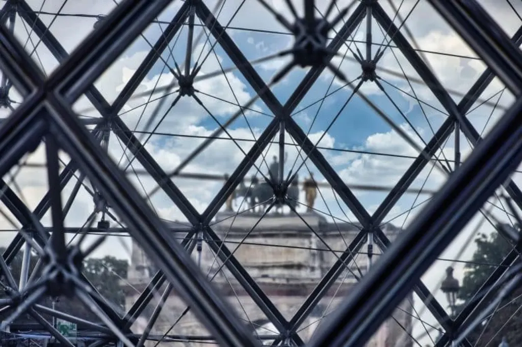 découvrez l'histoire captivante du braquage au louvre, une aventure pleine de suspense et de mystère au cœur du célèbre musée parisien.