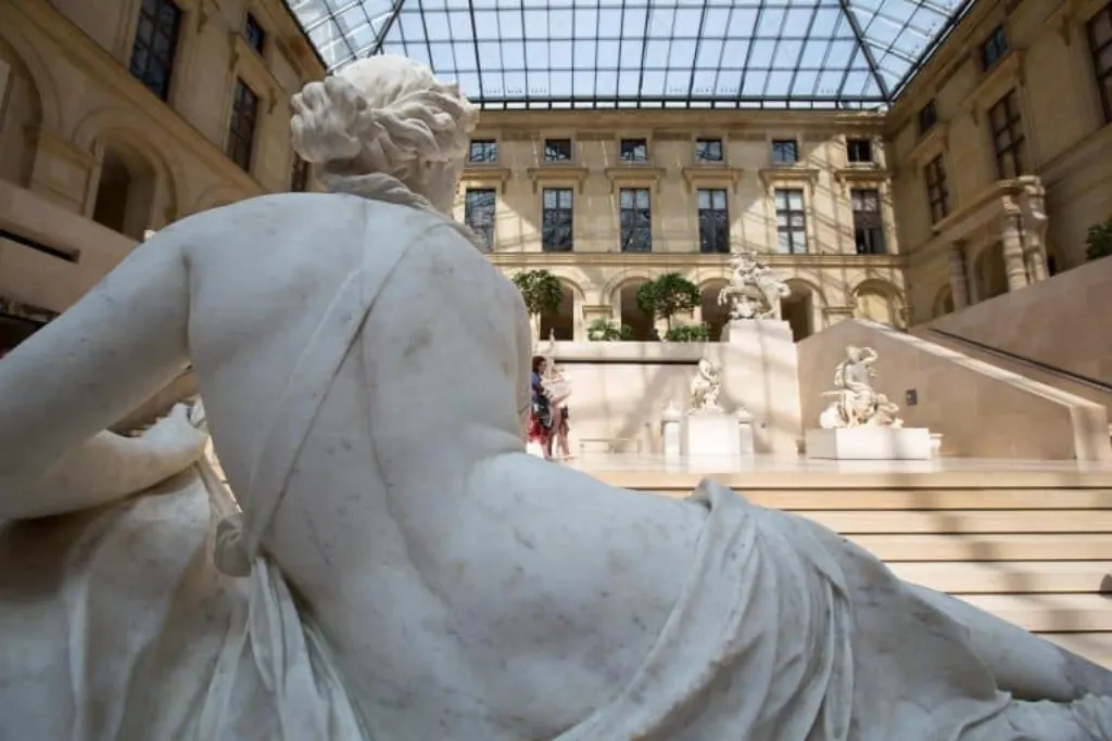 découvrez l'incroyable histoire du braquage du louvre, un fait divers fascinant mêlant art, mystère et audace au cœur du musée le plus célèbre de paris.
