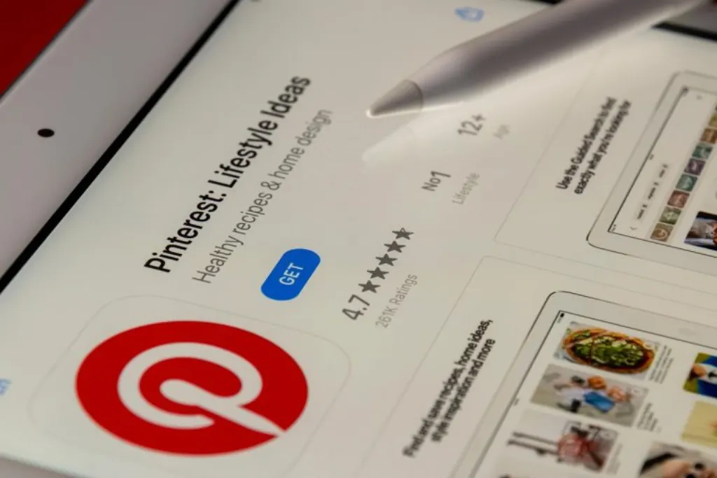 découvrez comment le social media screening permet d'analyser les profils en ligne pour une meilleure prise de décision en recrutement et gestion des risques.