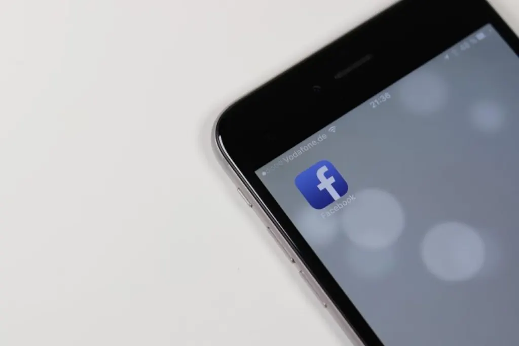 le social media screening consiste à analyser les profils et activités sur les réseaux sociaux pour mieux comprendre les candidats ou clients, assurant ainsi des décisions informées et sécurisées.