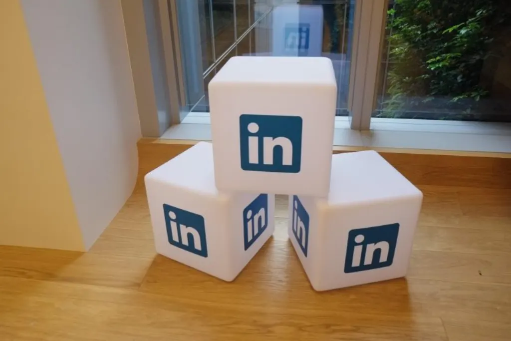 découvrez comment le recrutement via les réseaux sociaux peut transformer votre stratégie d'embauche en attirant les meilleurs talents grâce à une présence en ligne optimisée.