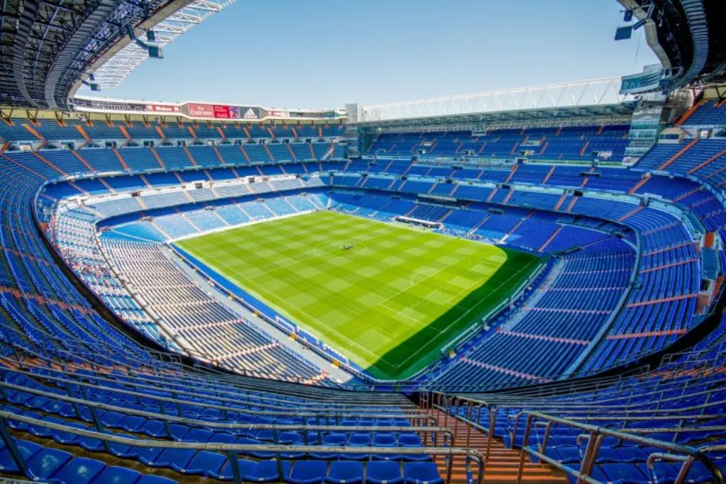 découvrez les conséquences du vandalisme sur les terrains de football et les mesures pour protéger ces espaces sportifs essentiels.