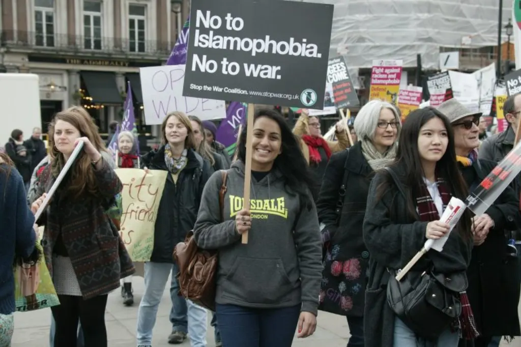 découvrez les causes, les effets et les enjeux liés à l'islamophobie, ainsi que les actions pour promouvoir la tolérance et lutter contre la discrimination.