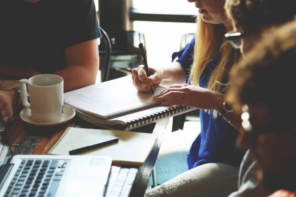 découvrez nos solutions efficaces pour le transfert de projets, garantissant une transition fluide et réussie vers vos nouvelles équipes ou plateformes.