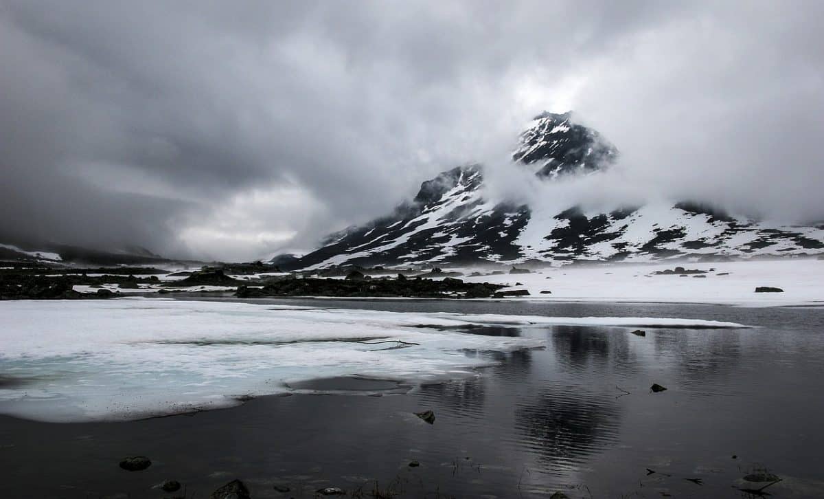 découvrez la norvège, un pays nordique aux paysages à couper le souffle, des fjords majestueux aux aurores boréales. explorez ses villes vibrantes, sa culture riche et ses activités de plein air uniques.