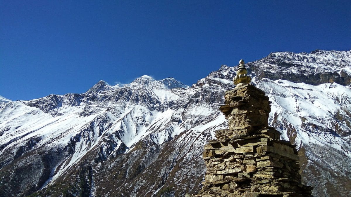 découvrez le népal, un pays fascinant niché entre l'himalaya et les plaines indiennes, célèbre pour ses paysages spectaculaires, ses temples anciens et sa culture unique. parfait pour les amateurs de trekking et d'aventure !