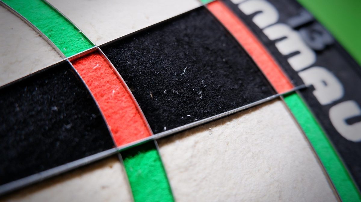 découvrez tout sur le terme 'triple-double' en sport, une performance remarquable consistant à atteindre des chiffres à deux chiffres dans trois statistiques différentes lors d'un match.