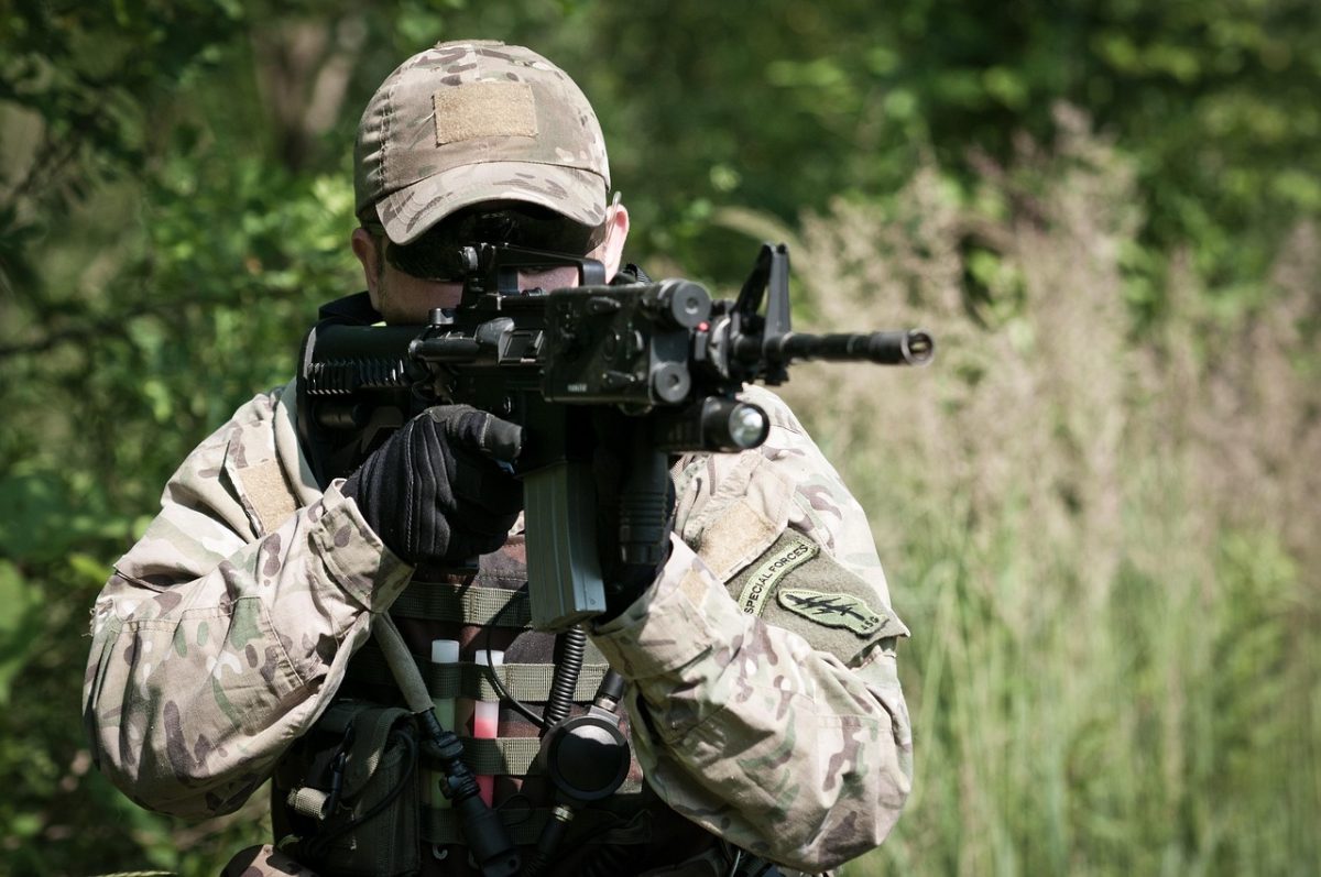 analyse des pertes américaines dans le conflit avec l'iran : statistiques, impacts et contexte militaire.