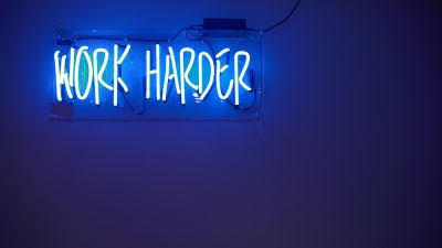 découvrez blue glow, une expérience lumineuse fascinante qui éveille vos sens avec ses nuances apaisantes de bleu.