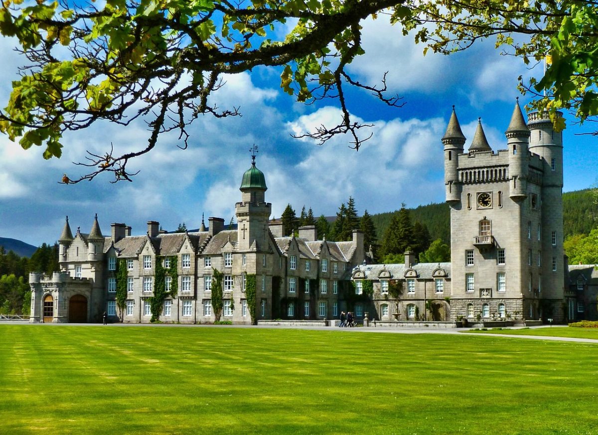 informations importantes sur la fermeture temporaire du château de balmoral, y compris les dates de fermeture et conseils pour les visiteurs.