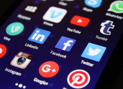 découvrez l'impact et les enjeux des médias sociaux dans les écoles, et comment ils influencent l'apprentissage, la communication et la sécurité des élèves.